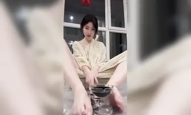 Một người nổi tiếng nhỏ trên mạng với hàng trăm nghìn người hâm mộ trên Douyin, một nữ sinh viên đại học có ngoại hình và vóc dáng đẹp, được hưởng những quyền lợi riêng tư dành cho anh chàng hàng đầu, và đã quan hệ tình dục với anh chàng hàng đầu và nó đã bị rò rỉ (2)
