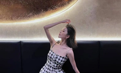 顏值蠻耐看的白嫩御姐少婦，私下裡和炮友約炮，穿開襠黑絲對鏡後入抽插