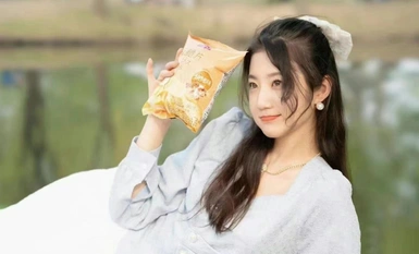 神仙顏值的女大學生，在金主面前就是騷浪母狗，被各種調教玩弄爆操，妹子很主動乘騎，這顏值和身材簡直了 (1)