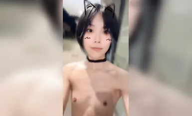 Con đĩ tuyệt nhất, phụ nữ có bộ ngực nhỏ tương phản, đi tiểu ngoài trời, tự sướng với âm hộ mở, mắt trắng, khuôn mặt cực khoái, với chủ nhân trong khách sạn không dùng bao cao su, nuốt tinh dịch và uống nước tiểu