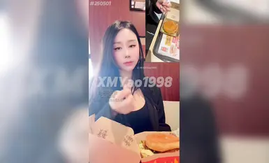 [시멍야오] 맥도날드 매장에서 바로 만들어준 "정자 버거"! 맞은편에 예쁜 여성분이 앉아 계셨는데, 계속 저희를 훔쳐보시더라고요. 가실 때 일부러 와서 저희를 훔쳐보시더니, 눈앞에서 정자 버거를 만들어 주셨어요!