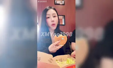 [시멍야오] 맥도날드 매장에서 바로 만들어준 "정자 버거"! 맞은편에 예쁜 여성분이 앉아 계셨는데, 계속 저희를 훔쳐보시더라고요. 가실 때 일부러 와서 저희를 훔쳐보시더니, 눈앞에서 정자 버거를 만들어 주셨어요!
