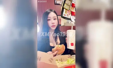 [시멍야오] 맥도날드 매장에서 바로 만들어준 "정자 버거"! 맞은편에 예쁜 여성분이 앉아 계셨는데, 계속 저희를 훔쳐보시더라고요. 가실 때 일부러 와서 저희를 훔쳐보시더니, 눈앞에서 정자 버거를 만들어 주셨어요!