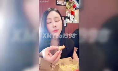 [시멍야오] 맥도날드 매장에서 바로 만들어준 "정자 버거"! 맞은편에 예쁜 여성분이 앉아 계셨는데, 계속 저희를 훔쳐보시더라고요. 가실 때 일부러 와서 저희를 훔쳐보시더니, 눈앞에서 정자 버거를 만들어 주셨어요!