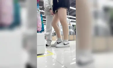 他完全不知道女友校裙下的黑色內褲正被陌生人偷拍。