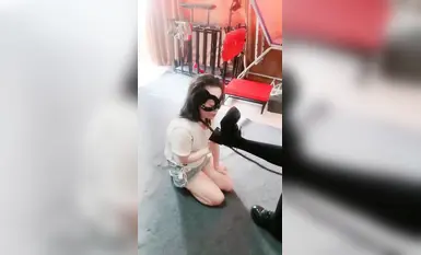 双女S调教女奴，骑行羞辱，逼迫舔脚舔鞋底，暴力扇耳光-2