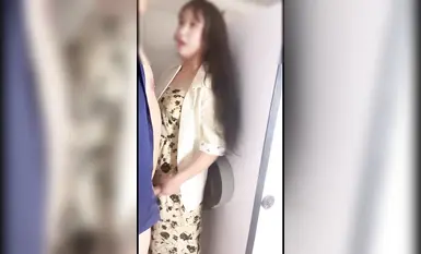 海角亂倫大神《舅媽的愛情故事》公司廁所操了小舅媽_邊尿尿邊幫外甥口交按在牆上當狗操