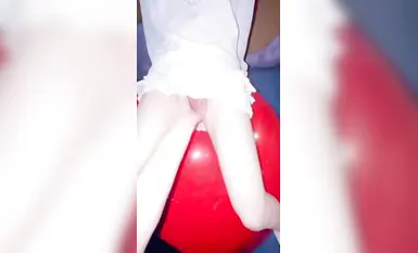 《意淫自己妹妹》妹妹和媽媽吵架離家出走❤️半夜找到氣得我直接把她按在戶外滑滑梯上狂操嫩穴無水印原版