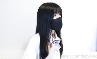 작은 아시아 토끼가 크림파이로 섹스를 한다