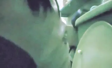 Abang diam-diam merakam adiknya sedang mandi