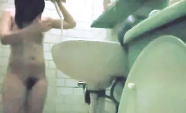 Abang diam-diam merakam adiknya sedang mandi