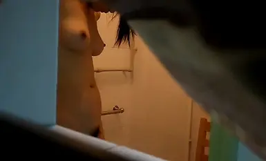 冒險偷拍表妹洗澡