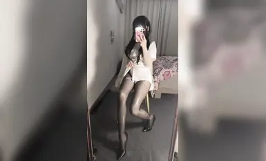 抖音【小乖】黑丝玉足_剧情演绎_制服cos (2)