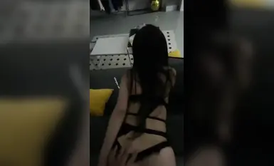 樓下忽傳呻吟聲，一看方知騷姐在摳逼，果斷潛入出擊摸奶摳逼爆艹她！
