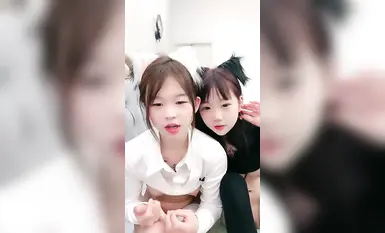 二人の元気な女の子が、ベッドに横になって男主人公にセックスをさせて生放送する（1）