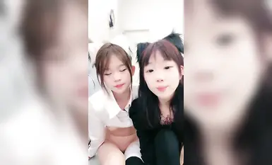 二人の元気な女の子が、ベッドに横になって男主人公にセックスをさせて生放送する（1）