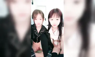 Dalawang masiglang babae ang live na nag-broadcast ng lalaking bida na nakahiga sa kama at hinahayaan siyang manligaw (2)