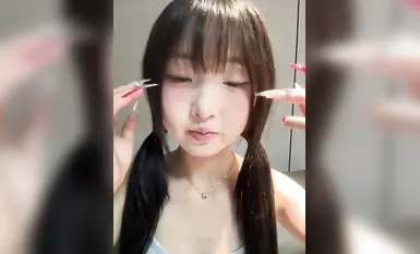 精神小妹開直播自慰，身材超嫩超極品，一線天白虎 (4)
