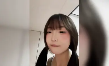 精神小妹開直播自慰，身材超嫩超極品，一線天白虎 (4)