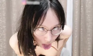 眼镜美女自慰出白浆