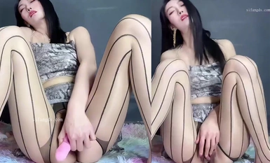 抖音長腿絲襪御姐【拾壹】臉穴同框_震動棒自慰 (2)