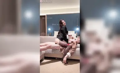 [AnX] Niloko ng asawang itim na seda ang kanyang walang kakayahan na asawa kasama ang kanyang malaking mabahong amo, nanliligaw sa kanya sa hotel, siya ay sobrang slutty
