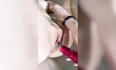 [Jumping Sheep] Katatapos ko lang mag-film sa hotel kahapon, at sumigaw ako na masakit ang aking puke at kailangan kong magpahinga. Sa gabi, ako ay nagkaroon ng isang basang panaginip at ay fucked at cummed sa aking bibig. Pagkatayo ko, tumutulo na ang ak