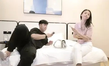 Xiaobao Xunhua kelihatan manis, seluar putih, payudara besar, dan gadis pinggir. Kamera dekat, blowjob dalam tekak, memegang pinggang kecil dari belakang dan menujah dengan kuat, gadis yang menunggang dan memandu longgokan tidak tahan.
