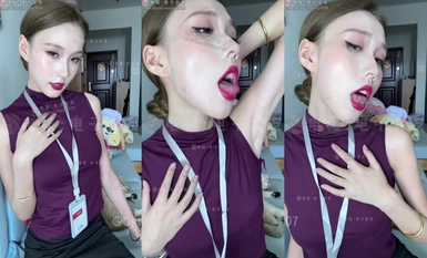Ang isang mahiyain na sekretarya ay nakakapag-alis ng pang-araw-araw na stress ng kanyang amo