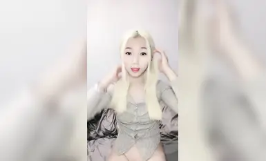 黄色い髪と大きなオマンコを持つこの小さな女の子が好きです（4）