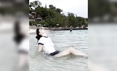 就是阿朱啊 - 海島透視泳衣視頻