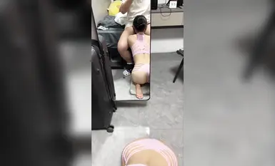 Pelajar perempuan terbaik mengikat kuncirnya dan berubah menjadi loli kecil, menggembirakan lelaki yang memakai pakaian seragam pramugari, sutera hitam dan kasut tumit tinggi, dan mengambil inisiatif ke dalam tekak dan dimasukkan sehingga dia muntah.