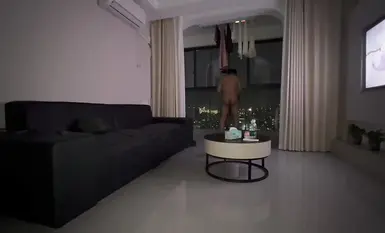 Kebajikan bergaji terbaru Encik Q pada bulan Ogos ialah melakukan hubungan seks dengan seorang wanita muda yang cantik dan membawanya pulang. Pakaian setiausaha OL digunakan untuk melakukan beberapa siri seks paksa. Stokin wanita muda itu koyak dan batang