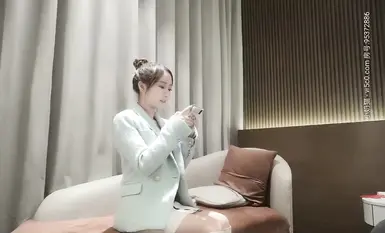 【小宝寻花】高颜值气质妹子啪啪，第一眼就爱上了，与她舌吻互摸后口交骑乘侧入猛操呻吟，佳作