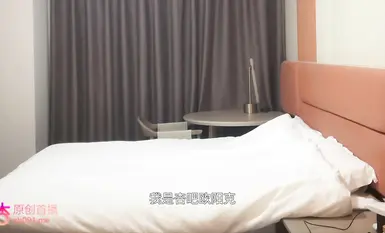 【欧陽克譚華】チャイナドレス姿の女性とセックス。彼女の細い体型とは不釣り合いなほどの大きなお尻。バックセックスの視覚効果は抜群で、彼女はコケティッシュでありながら軽薄で、協力度も高い。