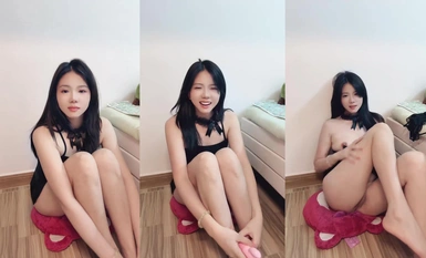 極品高顏值美女主播收費房直播，露臉白虎無毛道具自慰福利流出 (1)