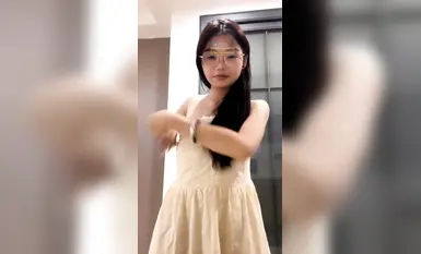Gadis sekolah yang tidak berdosa [Kunkuntu] menunjukkan alat peraganya di asrama dan melancap secara liar dengan menggigil dan jus putih! (3)