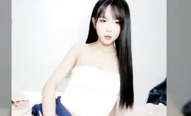 白いシーツが敷かれた広々としたベッドの上に、白い制服を着た美しい少女が横たわっていた。長い黒髪、すらりとした体型、そしてふっくらとした胸が呼吸に合わせて上下に揺れていた。(1)
