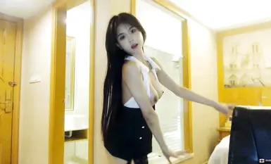 白いシーツが敷かれた広々としたベッドの上に、白い制服を着た美しい少女が横たわっていた。長い黒髪、すらりとした体型、そしてふっくらとした胸が呼吸に合わせて上下に揺れていた。(2)