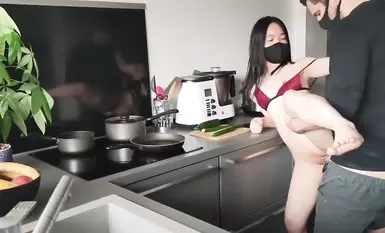 反差女友在厨房准备晚餐被洋大吊男友上来就开车无套输出内射一粉穴精液小嘴要先吃饱