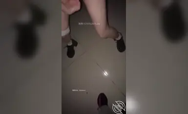 意淫自己妹妹商场电影院按捺不住意淫的心，拉妹妹楼道内狂操