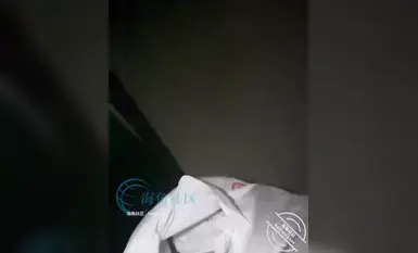 意淫自己妹妹商场电影院按捺不住意淫的心，拉妹妹楼道内狂操