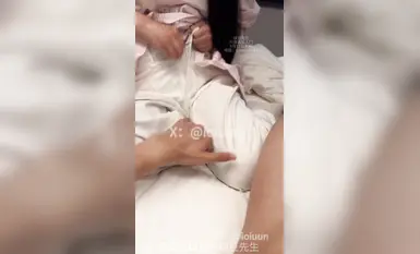 Superman Can't Fly The latest "Super Young Girl" on August 17th. After taking her back to the hotel after playing, the girl couldn't wait to unbutton her pants and ride on him directly, and then penetrated his slender waist and tender buttocks from behind.
