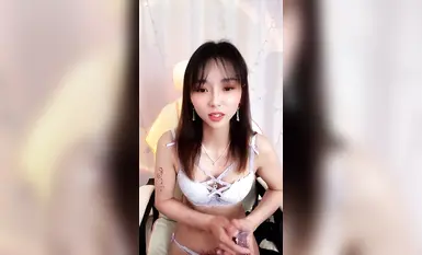 Adik perempuan muda yang genit dan cantik [bunga pic tragis] menopang godaan melancap yang gila (8)