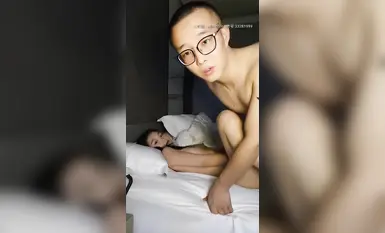 [Gadis baru] Saya tiada kelas pada sebelah petang dan membuka bilik hotel dengan teman lelaki saya. Abalon merah jambu saya suka seks.