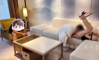 ROSEWU 22 Ogos suami terbaharu mengagumi kasut tumit tinggi dan kaki yang cantik dan isterinya dikeluarkan oleh seorang lelaki bujang