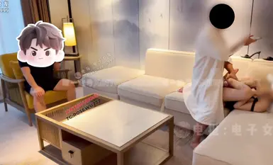ROSEWU 22 Ogos suami terbaharu mengagumi kasut tumit tinggi dan kaki yang cantik dan isterinya dikeluarkan oleh seorang lelaki bujang