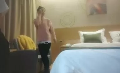 小黑鸭开盲盒寻欢，开到个丸子头小少妇，口活真的棒吸的老哥爽叫，抬起大白腿猛操
