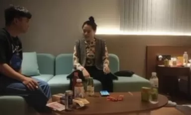 Seorang wanita matang yang sangat leceh minum Budweiser hingga habis, mengambil inisiatif untuk mencium dan menggosok batangnya, memberikan blowjob dalam kerongkong sambil menunggang pada badannya, dan mendedahkan payudaranya dalam stoking sehelai dengan 