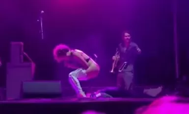 The famous American rock band's female lead singer "Ulista" took off her pants and urinated on a male fan during a concert.